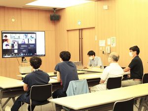 オンライン会議する会議室  