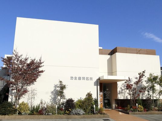 白い外観の建物  