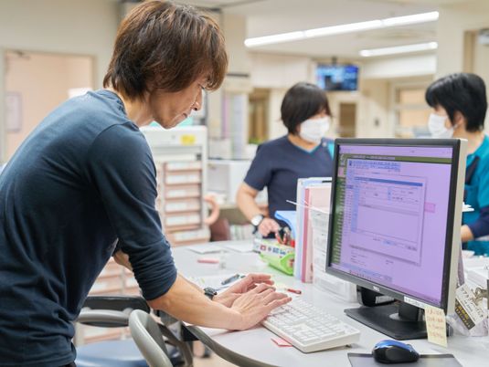 スタッフがPC確認するフロント  