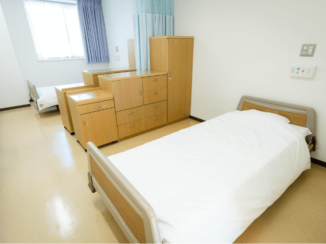 明るい居室のベッド 居室   窓から自然光が入る、すっきりとした居室です。ベッドと収納家具が整っており、落ち着いて過ごしやすそうです。