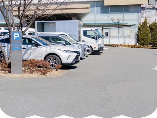 駐車場と建物外観  