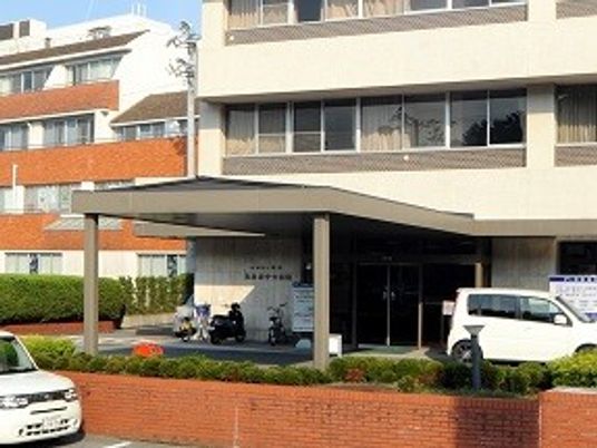 施設の玄関外観  