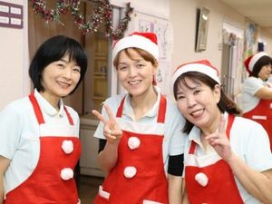 サンタ帽の女性スタッフ廊下  