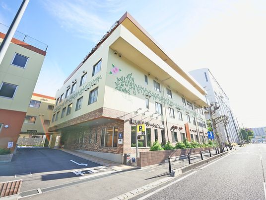 明るい建物外観  