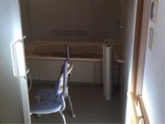 バリアフリー設計の浴室