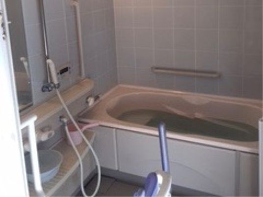 バリアフリー設計の浴室