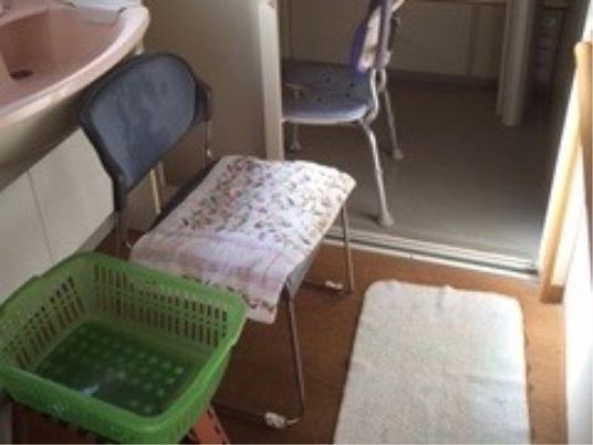 日差し入る居室の一角