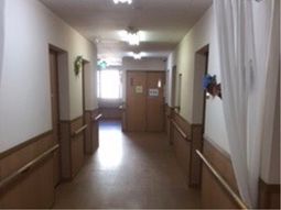 明るい廊下の風景