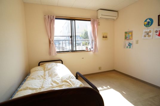 居室のベッドと窓