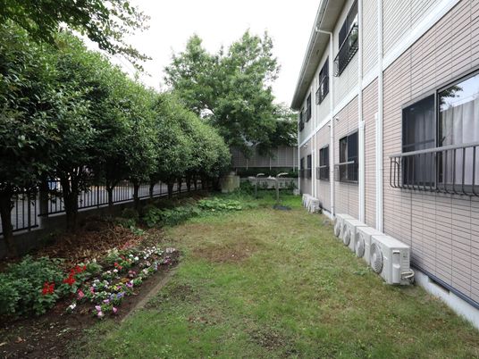 緑豊かな施設の庭