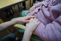 手をつなぐ優しい瞬間