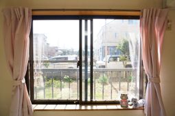 明るい窓辺とぬいぐるみ