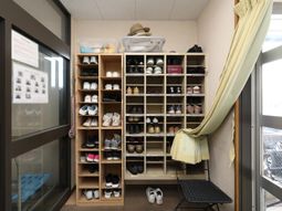 整然と並んだ靴棚エントランス