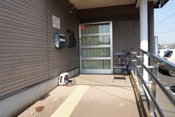 エントランスの明るい風景