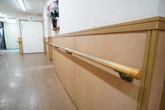 廊下の手すりとドア