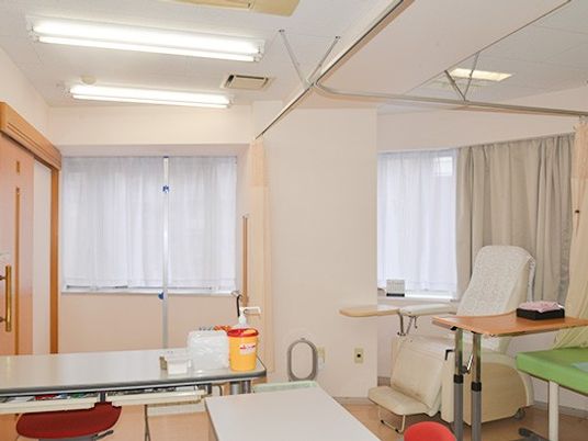 明るい機能訓練室  