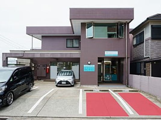 施設の外観と駐車場  