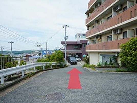 施設外観と車寄せ  