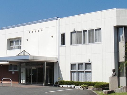白い外観の建物  