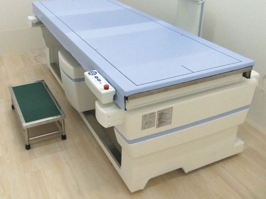 機械浴槽と踏み台の浴室  