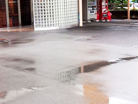 雨上がりの出入口  