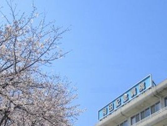施設外観と桜  