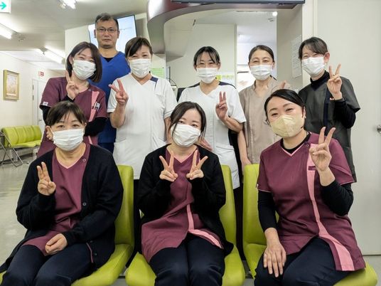 笑顔のスタッフが並ぶ廊下  