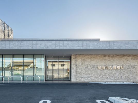 病院風の建物外観  