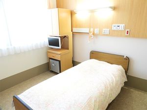 明るい居室のベッド  