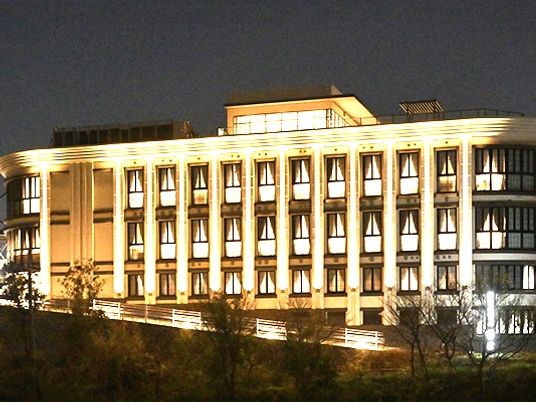 夜の建物外観  