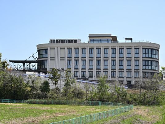 緑に囲まれた外観  