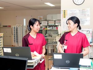 スタッフが談笑するロビー  