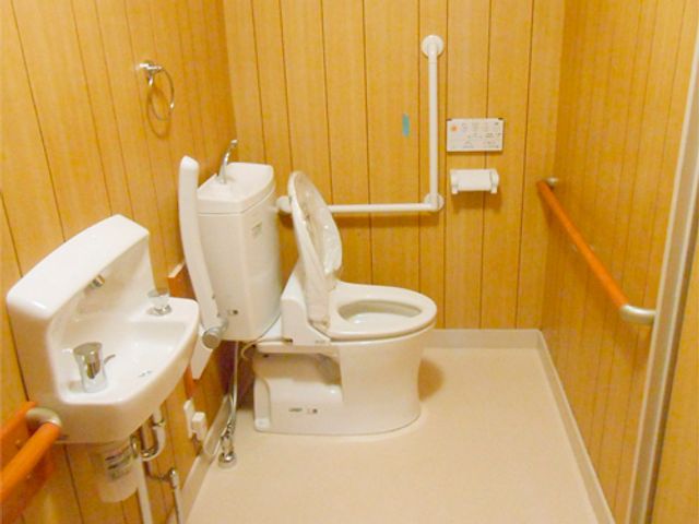 使いやすいトイレ トイレ 手すりが設置されているため、移動が安心です。バリアフリー設計で快適にご利用いただけます。