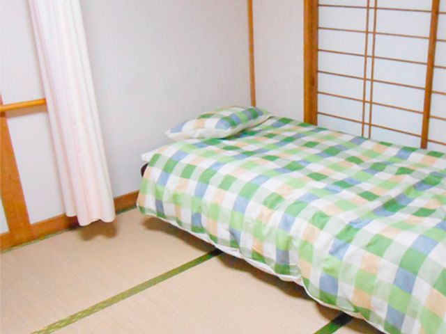 和室の居室 居室 畳が敷かれた和室の個室は落ち着いた雰囲気です。くつろぎの時間を過ごすのに最適です。
