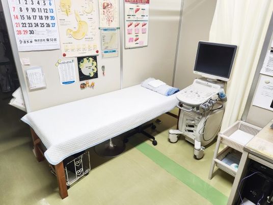 機器を備えた診察室  