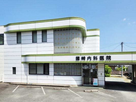 明るい外観の建物  