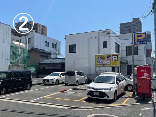 駐車場のある外観  