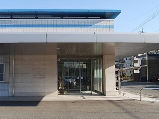 建物の正面玄関  
