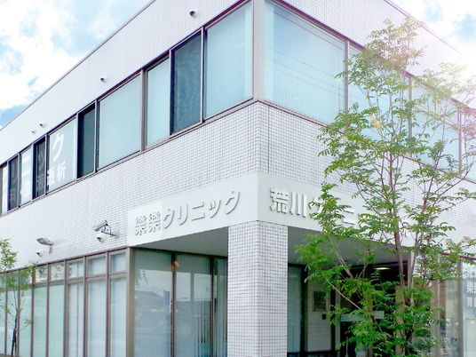 白い外観の建物  