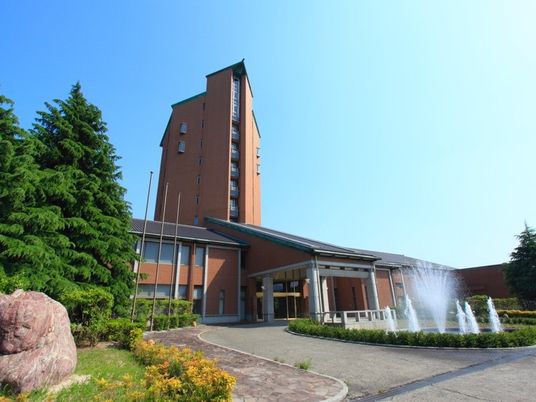 外観と噴水のあるエントランス  