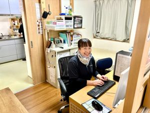 受付で作業するスタッフ  