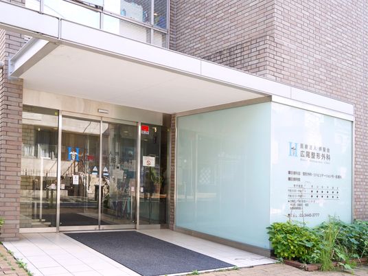 ガラス扉の明るい玄関  