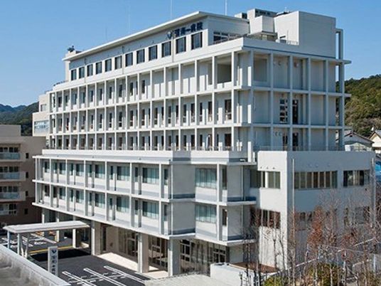 白い多層建物の外観  