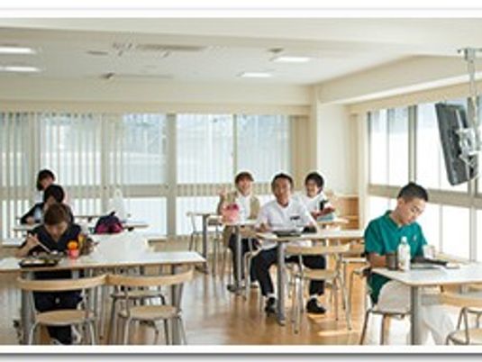食堂で談笑する入居者  