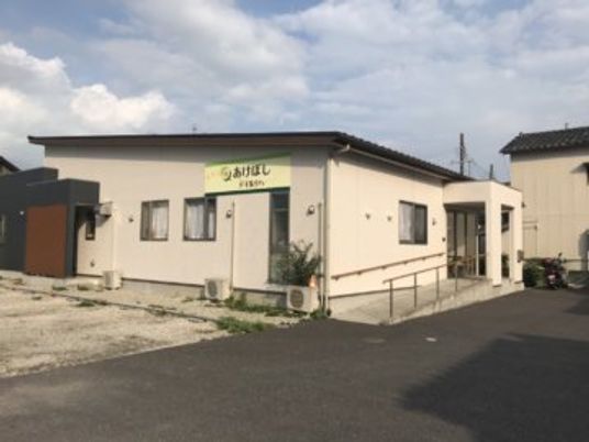 穏やかな外観の建物