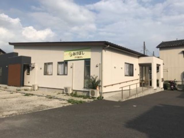 穏やかな外観の建物 外観 シンプルで静かな佇まいの施設です。広々としたアクセスしやすいエントランスが特徴です。