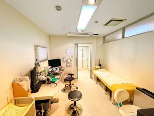 機能訓練室の明るい室内  
