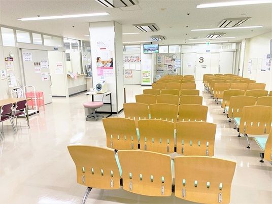待合席のある明るい内観  