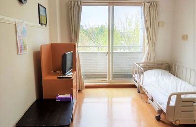 明るい個室の居室