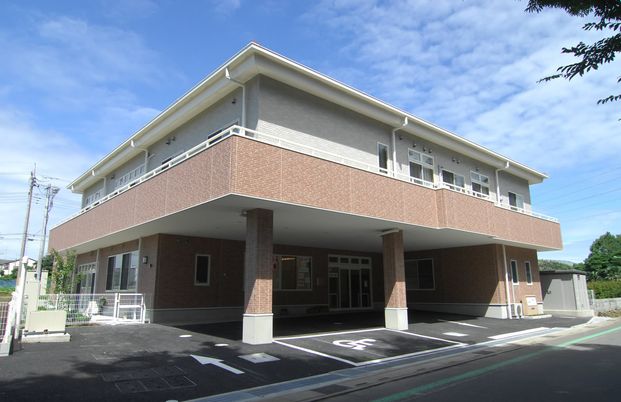 広い駐車場と建物外観